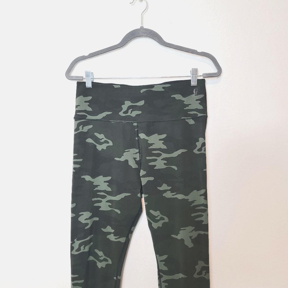 GOOD AMERICAN The Core Strength High-Waisted Green Camo Leggings - Picture 4 of 11